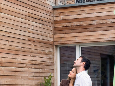 Suruburi de inox montate pe fatada din lemn Suruburi de inox montate pe fatada din lemn